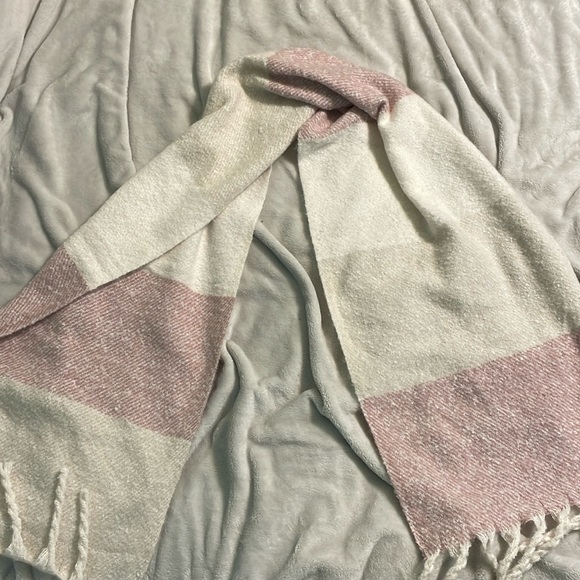 Beautiful scarf, NWT. - Picture 1 of 2